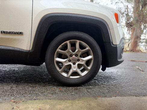 Used 2018 Jeep Renegade Latitude w/ UConnect 8.4 Nav Group image 42