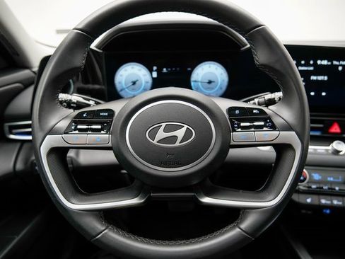 Used 2025 Hyundai Elantra SEL image 32