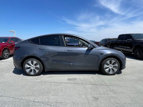 Used 2022 Tesla Model Y Long Range AWD/4WD image 3