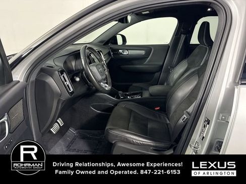 Used 2019 Volvo XC40 T5 R-Design image 4