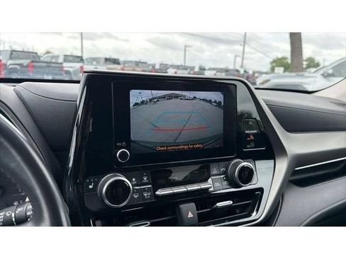 Used 2024 Toyota Highlander XLE FWD image 30