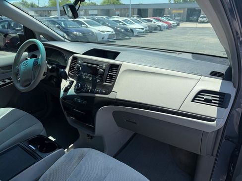 Used 2014 Toyota Sienna LE FWD image 11