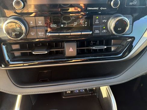 Used 2022 Toyota Highlander XLE image 22