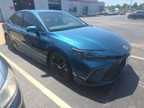 Used 2025 Toyota Camry SE w/ Convenience Package FWD image 3
