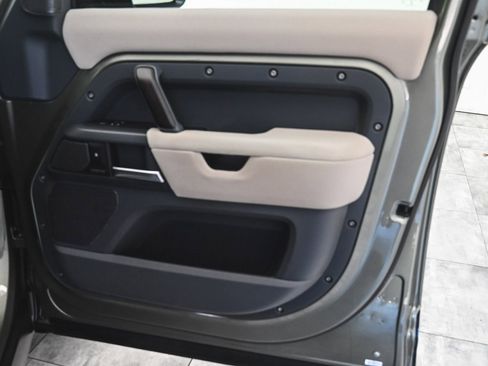 Used 2023 Land Rover Defender 110 X-Dynamic SE image 9