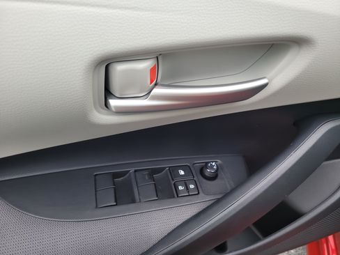 Used 2021 Toyota Corolla LE FWD image 16