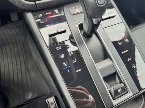 Used 2023 Porsche Macan AWD/4WD image 30