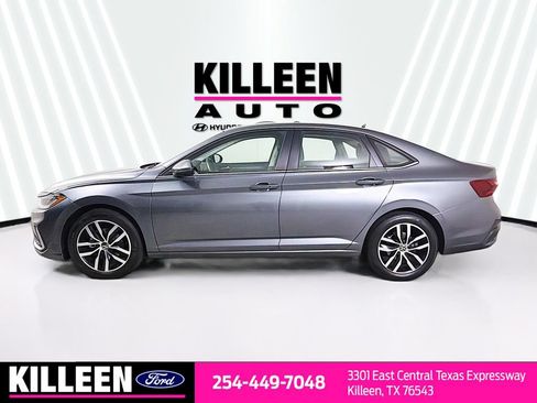 Used 2025 Volkswagen Jetta SE FWD image 4