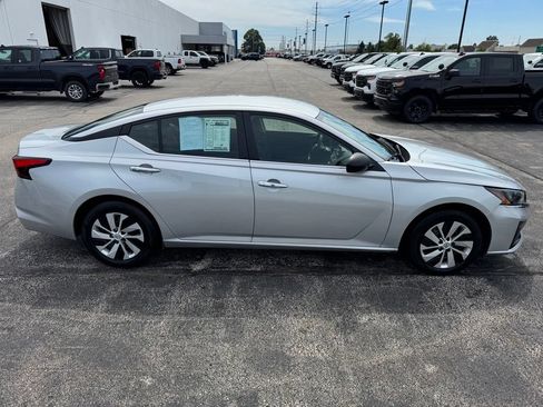 Used 2024 Nissan Altima 2.5 S FWD image 8