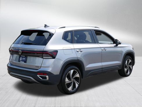 Certified 2025 Volkswagen Taos SE w/ Panoramic Sunroof Package AWD/4WD image 7