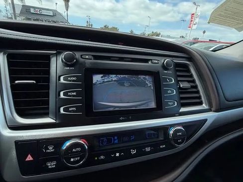 Used 2014 Toyota Highlander LE image 11