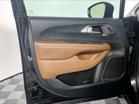 Used 2017 Chrysler Pacifica Limited w/ UConnect Theater Package FWD image 22