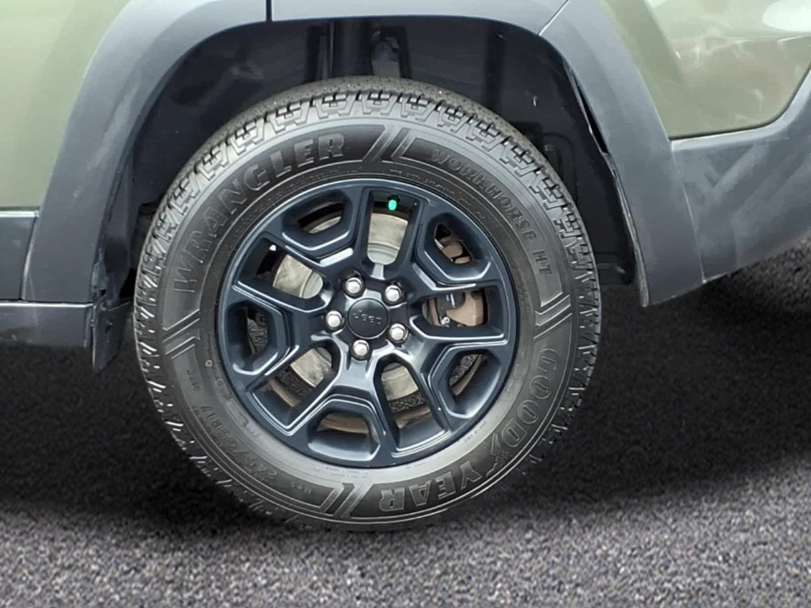Used 2021 Jeep Cherokee Trailhawk w/ Trailer Tow Group AWD/4WD image 3