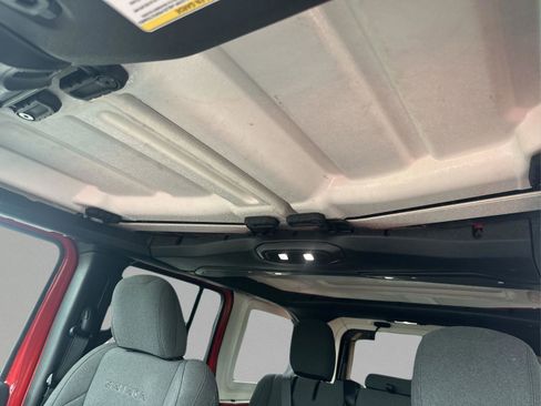 Used 2024 Jeep Wrangler Sahara image 33