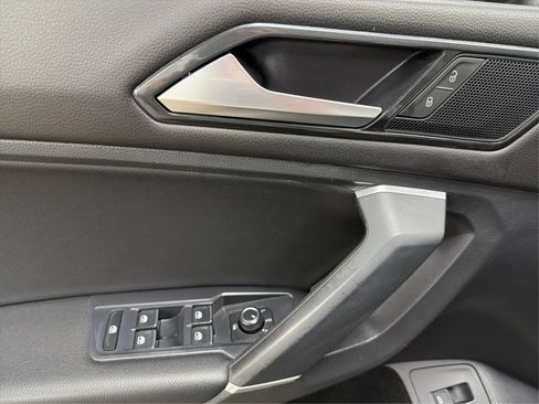 Used 2018 Volkswagen Tiguan SEL FWD image 18