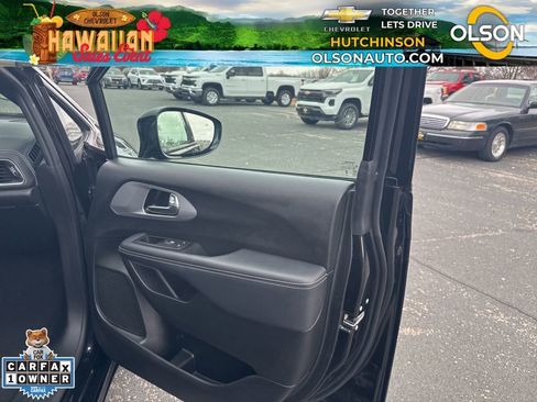 Used 2025 Chrysler Pacifica Limited image 40