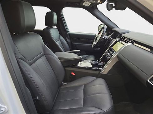 Used 2018 Land Rover Discovery HSE image 12