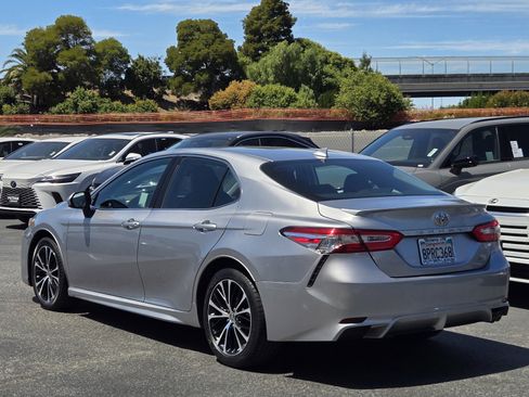 Used 2020 Toyota Camry SE FWD image 6