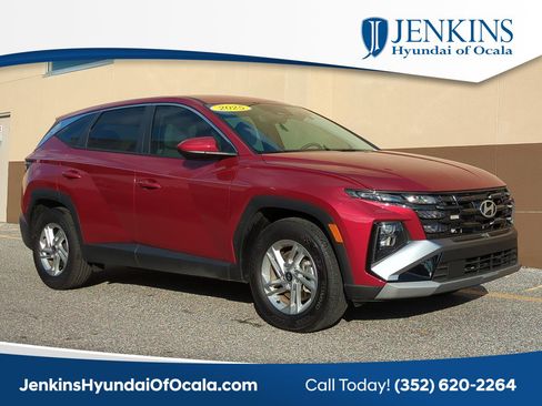 Certified 2025 Hyundai Tucson SE image 1