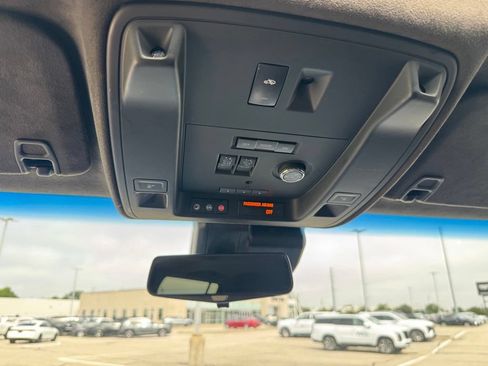 Used 2018 Cadillac Escalade ESV Platinum AWD/4WD image 22