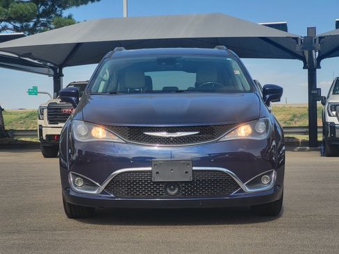 Used 2017 Chrysler Pacifica Touring-L Plus w/ Advanced Safetytec Group FWD image 2