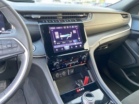 Used 2024 Jeep Grand Cherokee Altitude RWD image 23