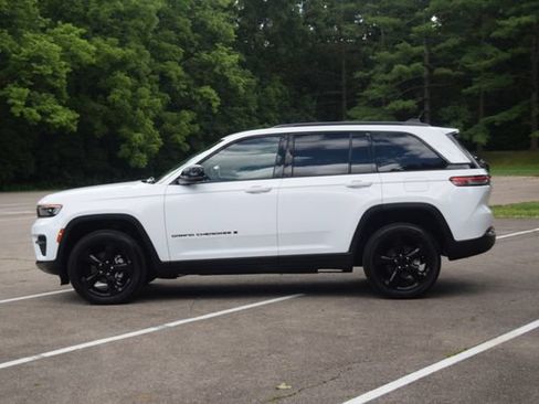 Used 2023 Jeep Grand Cherokee Altitude AWD/4WD image 22