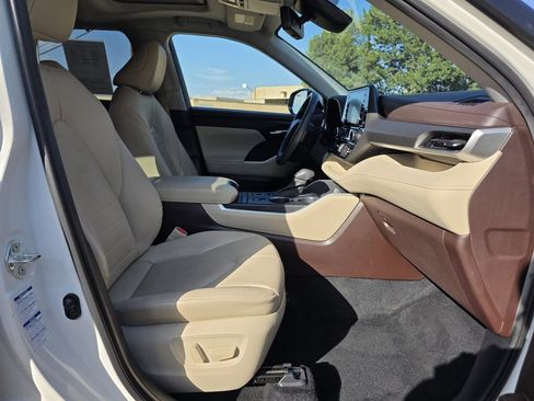 Used 2021 Toyota Highlander XLE AWD/4WD image 26
