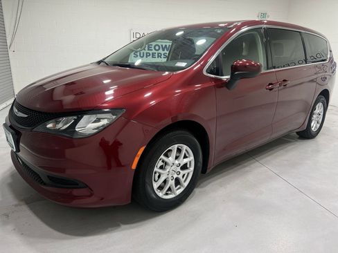 Used 2023 Chrysler Voyager LX image 4