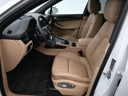 Certified 2025 Porsche Macan AWD/4WD image 9