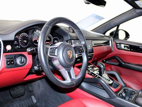 Used 2020 Porsche Cayenne image 4