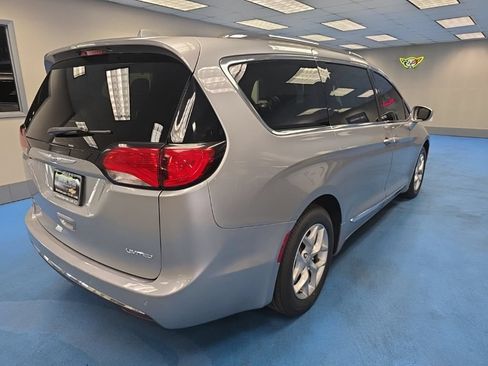 Used 2020 Chrysler Pacifica Limited FWD image 3