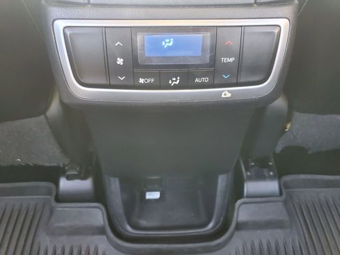 Used 2019 Toyota Highlander XLE AWD/4WD image 36