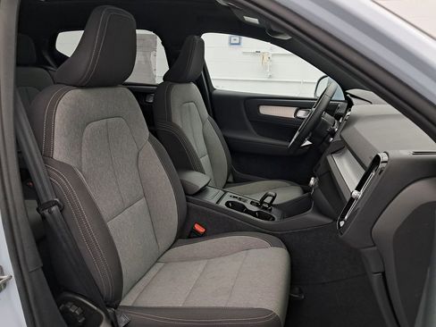 Used 2024 Volvo XC40 B5 Core image 28