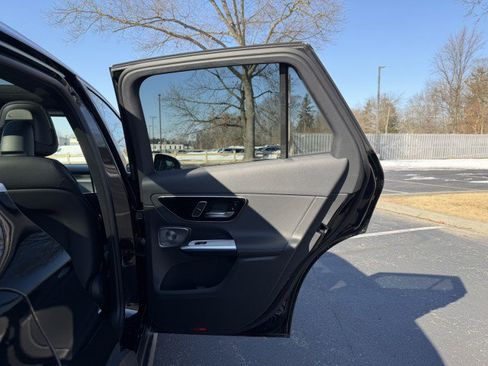 Used 2025 Mercedes-Benz GLC 300 4MATIC image 27