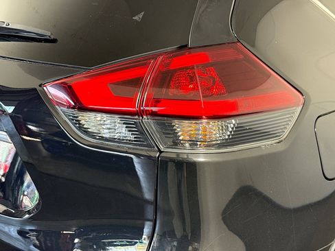 Used 2018 Nissan Rogue SV image 34