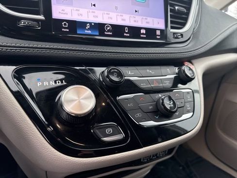 Used 2023 Chrysler Pacifica Touring-L image 27