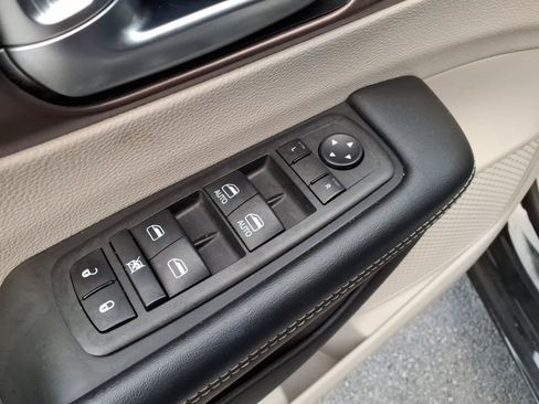 Used 2023 Chrysler Voyager LX FWD image 9