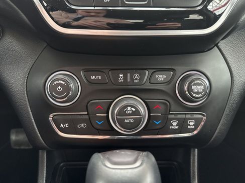 Used 2020 Jeep Cherokee Limited image 18