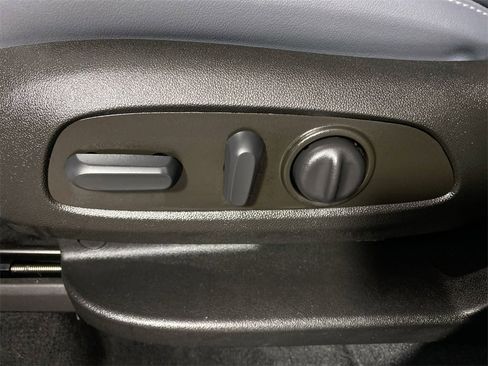 Used 2023 Buick Enclave Essence image 12