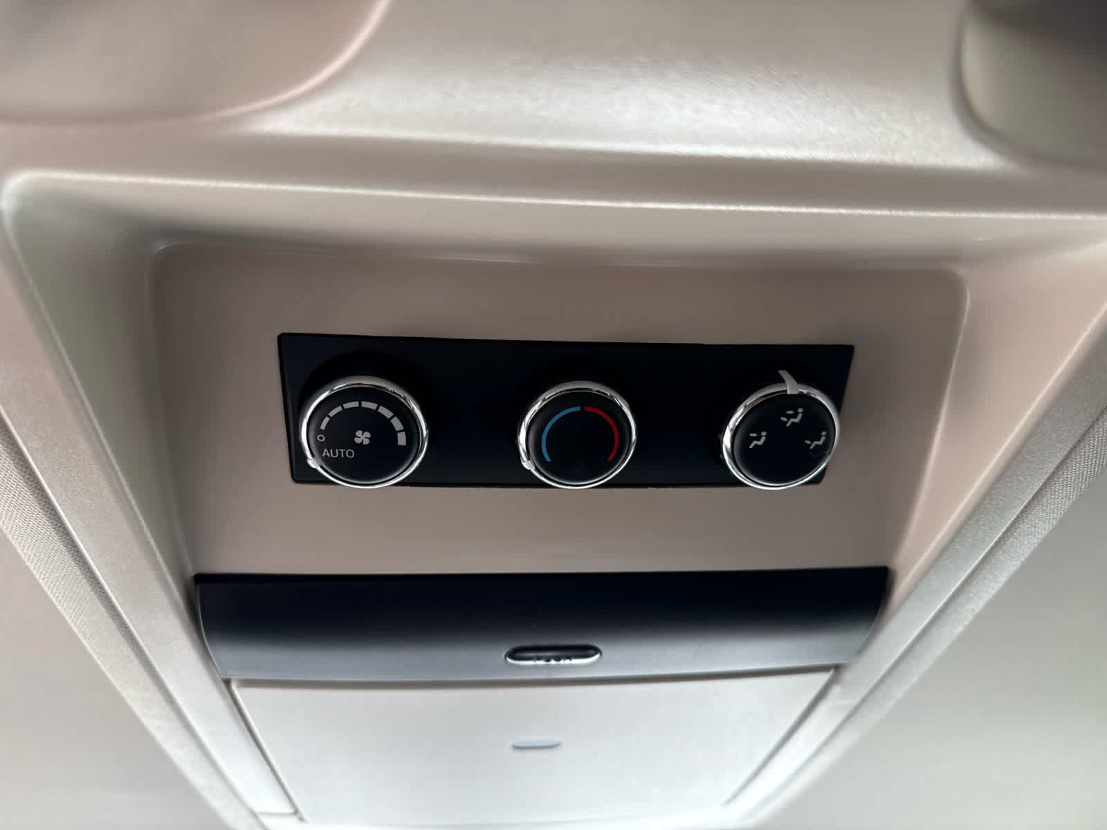 Used 2016 Chrysler Town & Country Touring FWD image 17