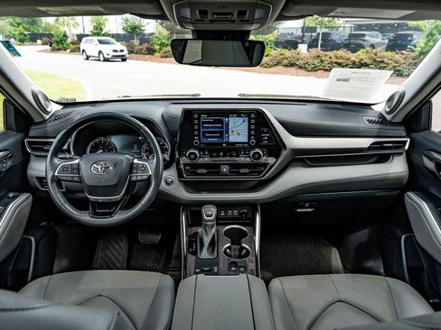 Used 2022 Toyota Highlander Limited FWD image 22