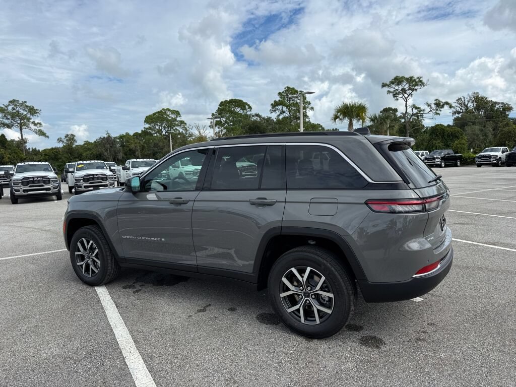 New 2027 Jeep Grand Cherokee Laredo AWD/4WD image 5