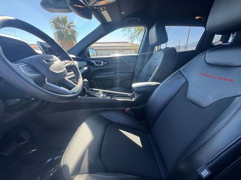 Used 2025 Jeep Compass Trailhawk image 24