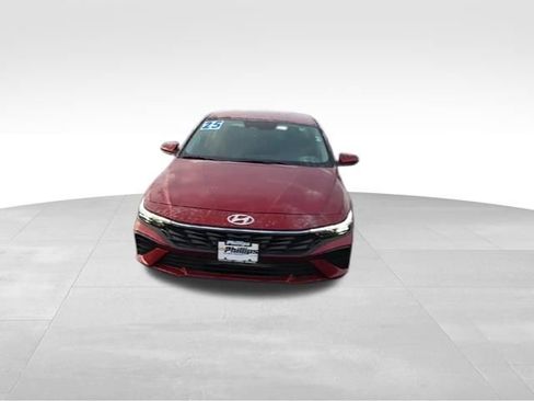 Used 2025 Hyundai Elantra SE image 3