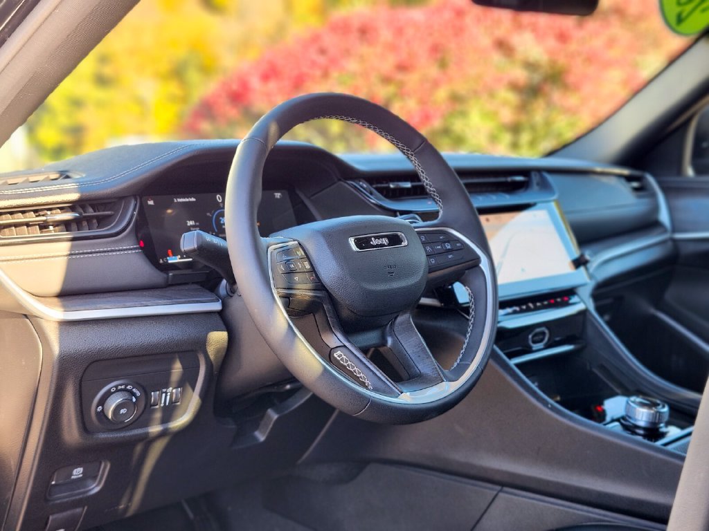 Used 2026 Jeep Grand Cherokee Limited AWD/4WD image 19