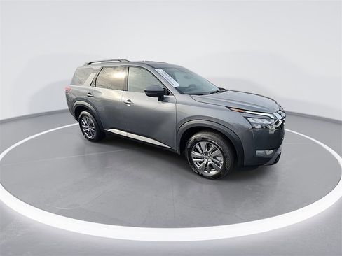 Used 2025 Nissan Pathfinder SV image 2