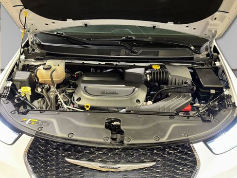 Used 2024 Chrysler Pacifica Touring-L image 14