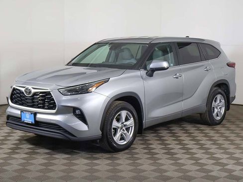 Used 2024 Toyota Highlander LE AWD/4WD image 7