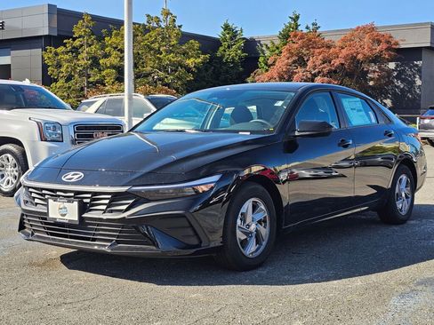 Used 2025 Hyundai Elantra SE image 3